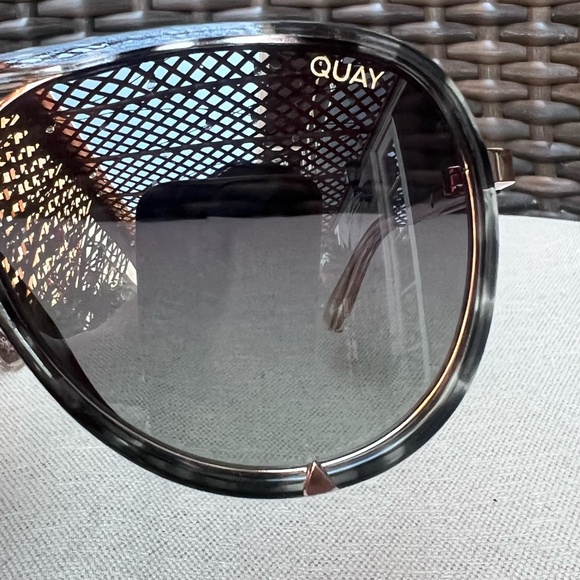 QuayAustralia High Profile Sunglasses - Picture 7 of 11
